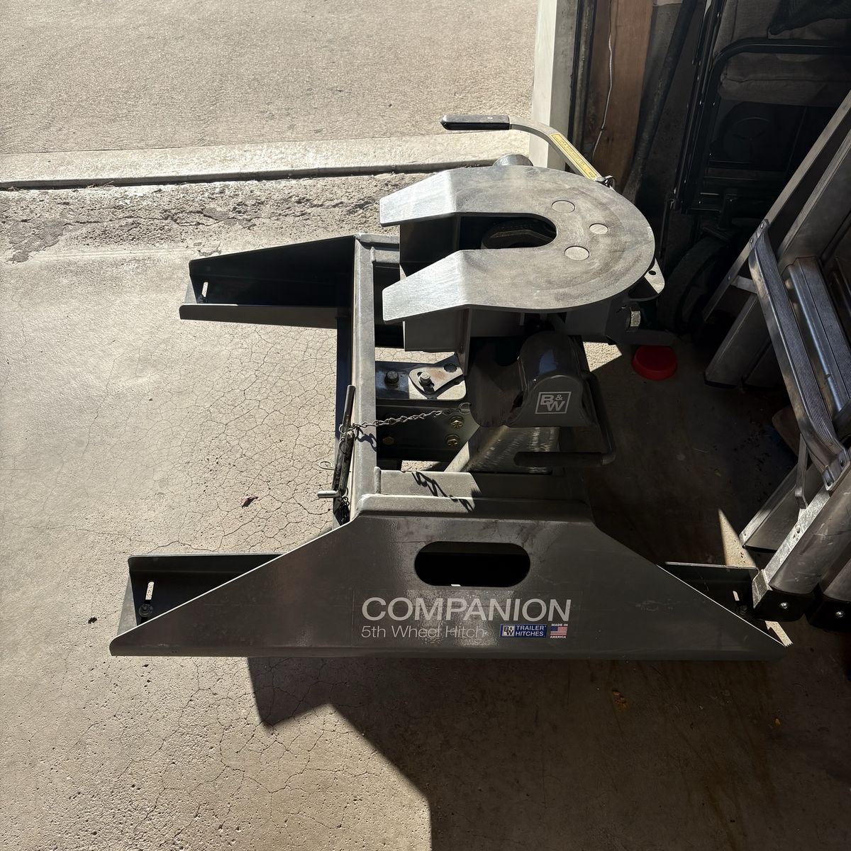 B&W Companion OEM 5th Wheel Hitch for RV Towing, Excellent Condition