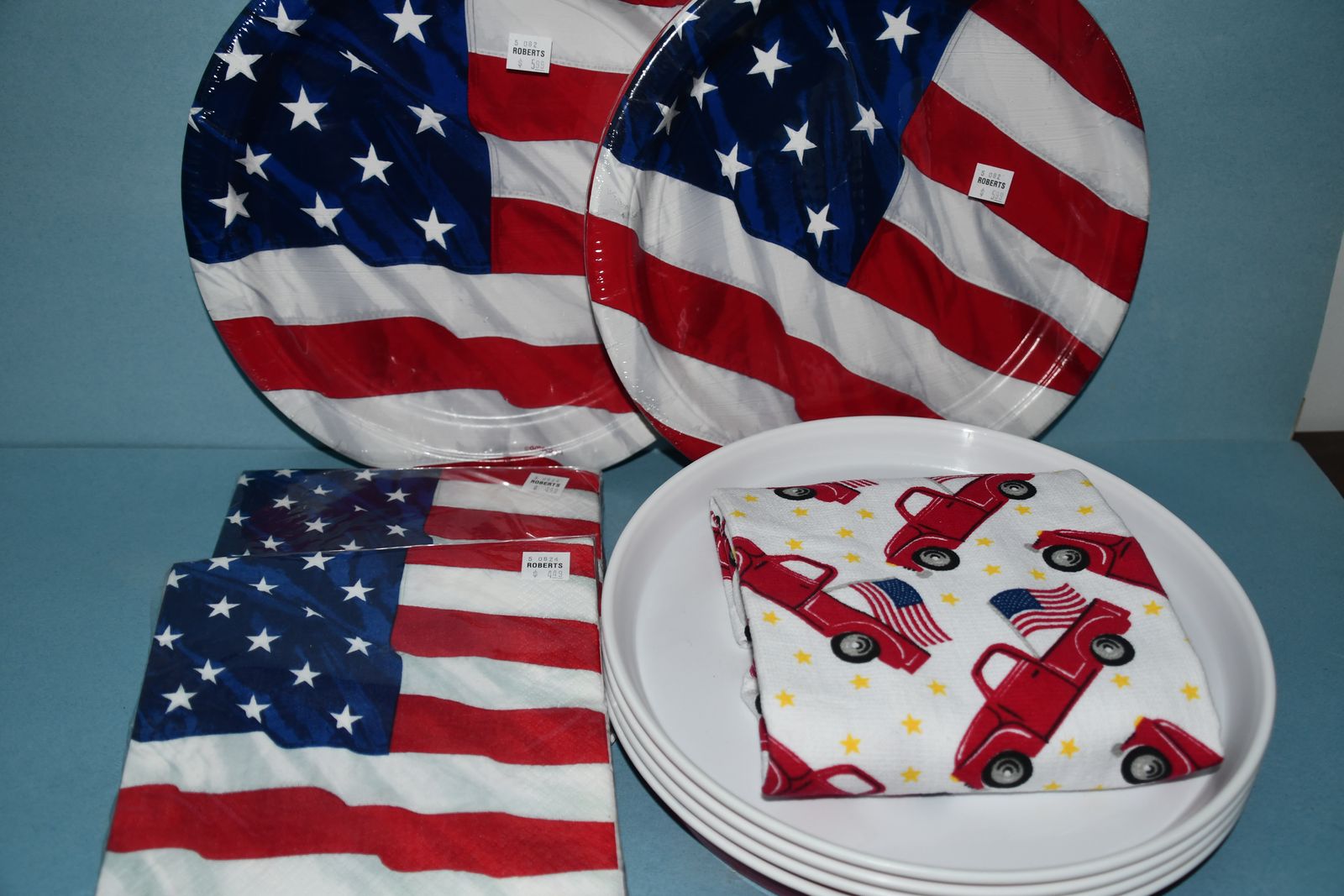 4th of JULY SET ~ 16 PAPER PLATES (10") 32 NAPKINS (3 ply) 4 SERVING DISHES & a NEW DISH TOWEL (PICK UP w/ FLAG)