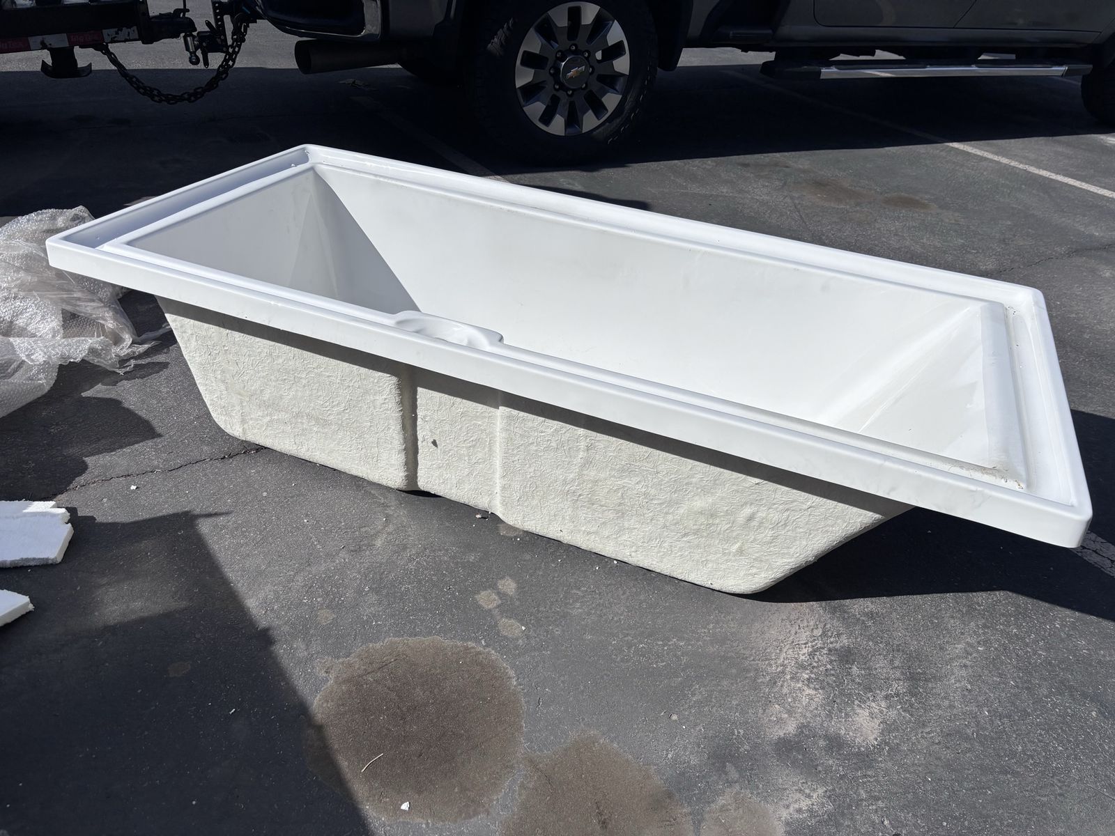 Unbranded White Fiberglass Soaking Bathtub 60" x 28" - New, with Drain Assembly