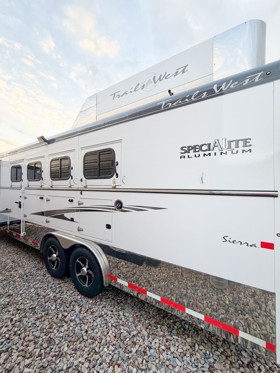 Extremely Clean 4H Living Quarters w/On-Board Generator 