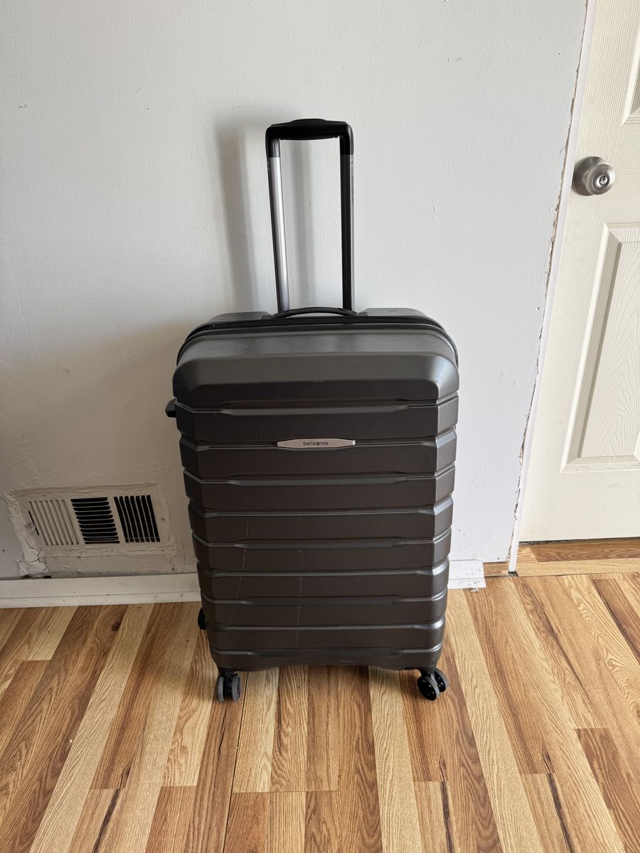 Samsonite Hard Shell Luggage 29 Inches Tall