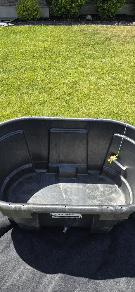 100 gallon Rubbermaid stock tank
