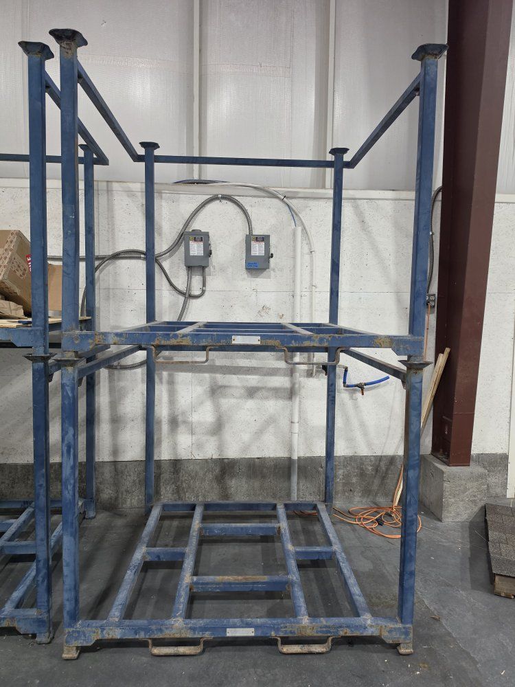 Warehouse tote shelves