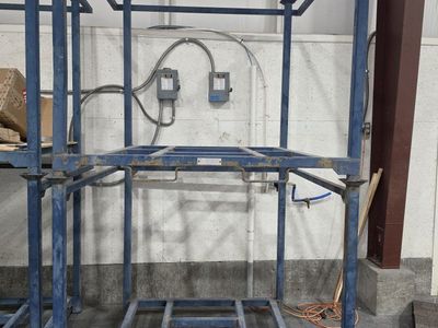 Warehouse tote shelves
