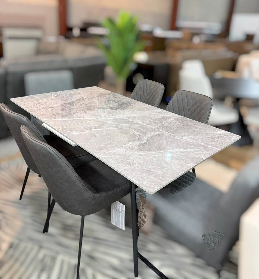 7-Piece Dining Set – Extendable Table + 6 Chairs