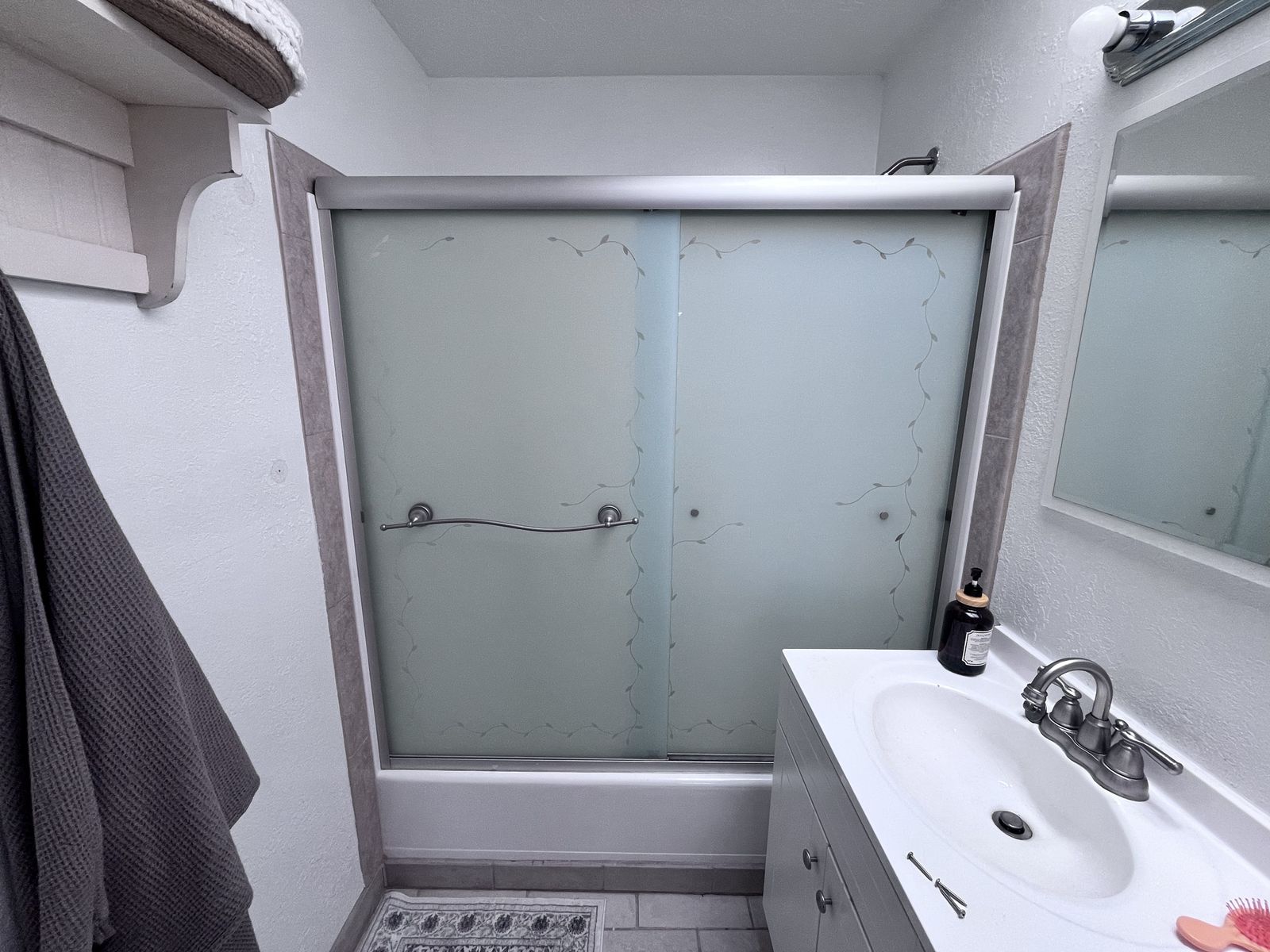 Free Frosted Glass Sliding Shower Doors with Etched Leaf Design