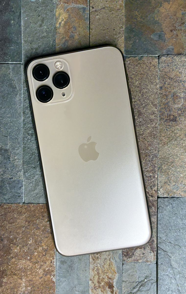 512 Gb iPhone 11 Pro Unlocked 100 % Batt & Extras