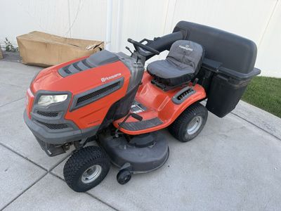 Husqvarna Riding Lawnmower w/ 3Bagger