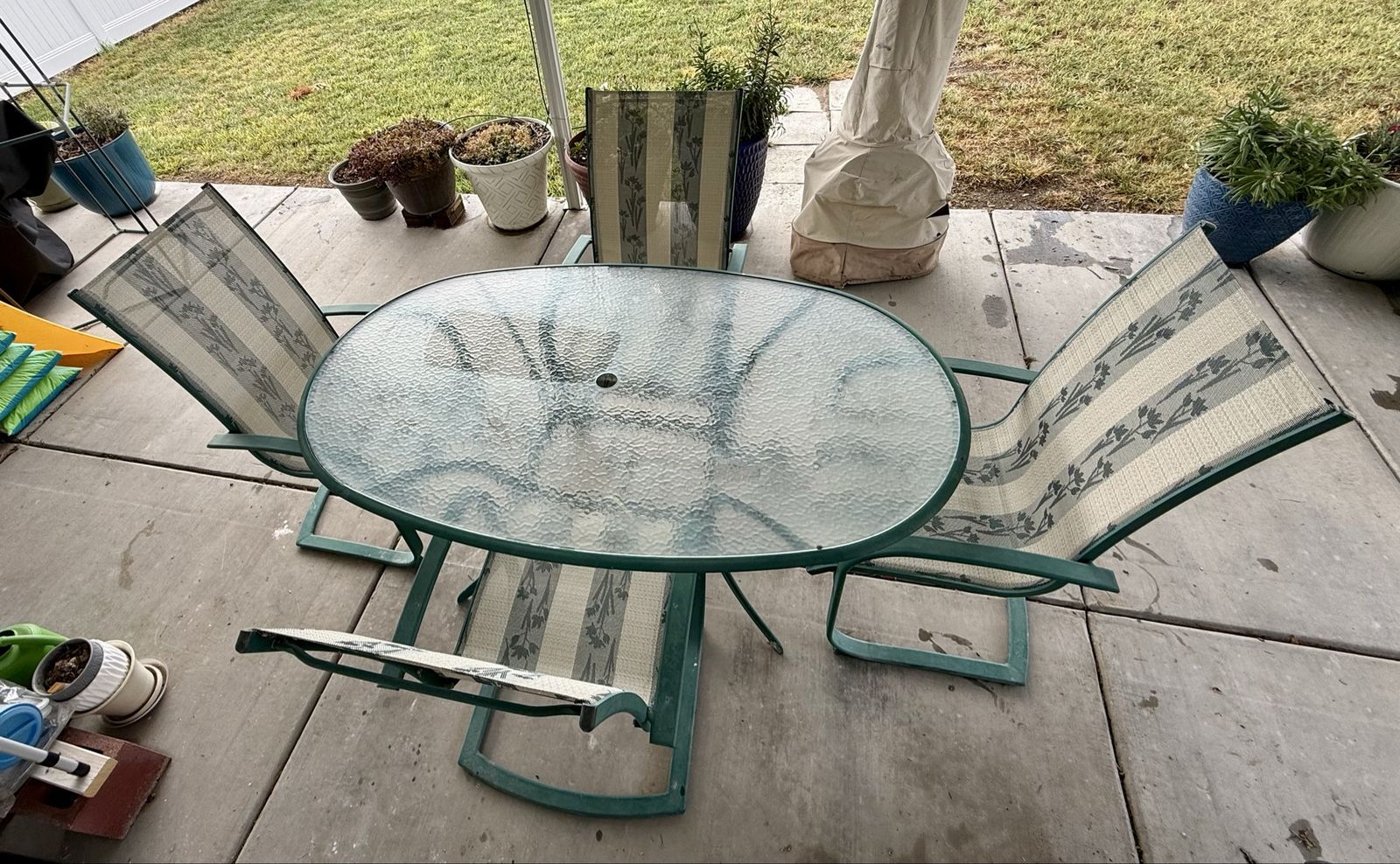 Outdoor Oval Glass-Top Patio Table & 4 Chairs - Green Frame & Patterned Slings
