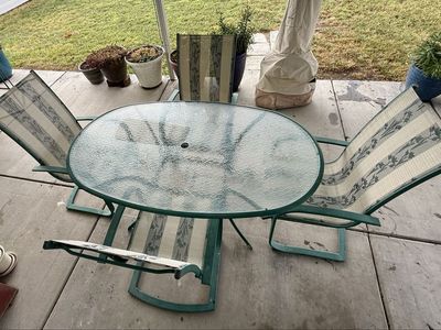 Outdoor Oval Glass-Top Patio Table & 4 Chairs - Green Frame & Patterned Slings
