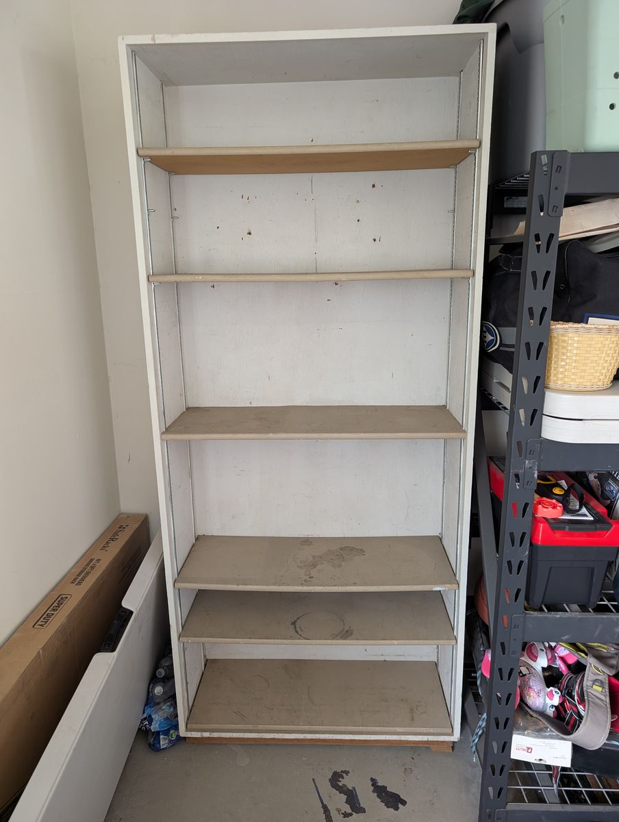 FREE - Shelving - Adjustable levels