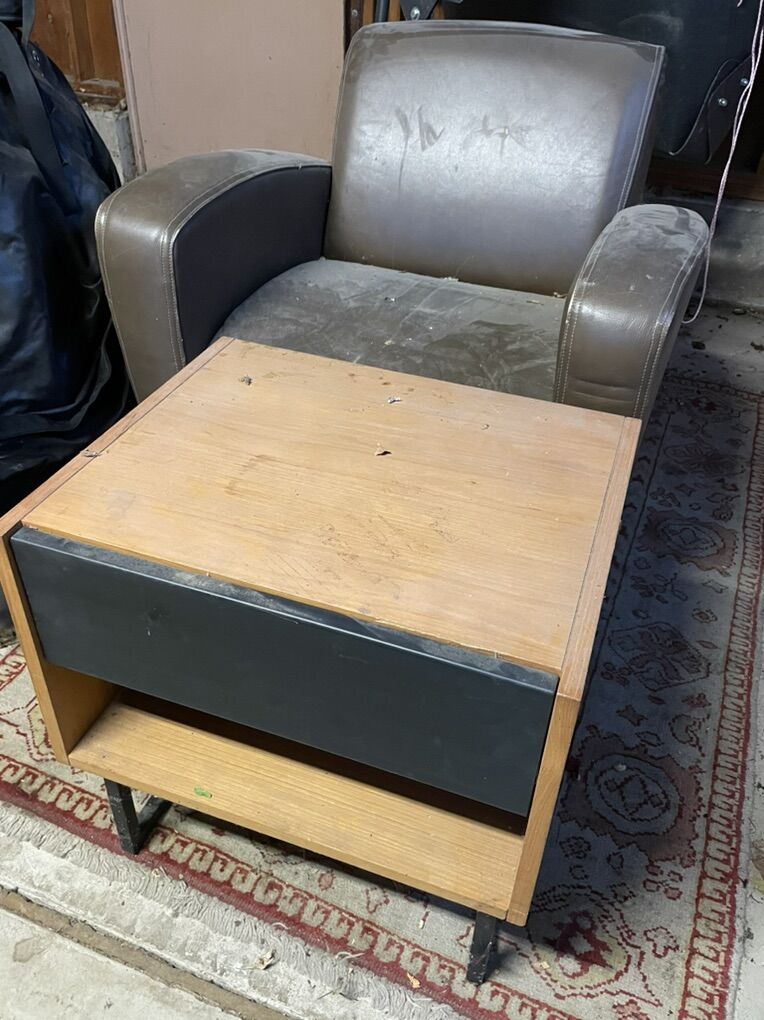 Side Tabel And Learher Chair