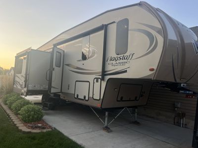 2018 Forest River Flagstaff Classic Superlite 8529KBS 29'