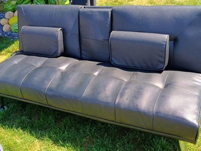 Black Futon