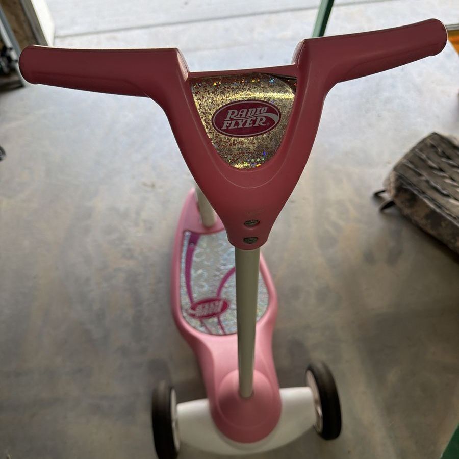 Radio Flyer Pink 3-Wheel Scooter with Glitter Deck