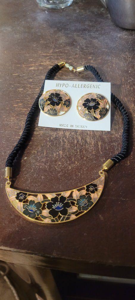 Vintage Made in Taiwan Hypoallergenic Enamel Floral Necklace & pierced earrings Set