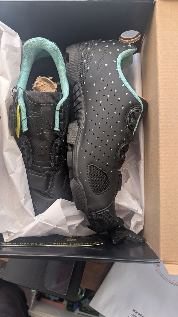Womens MTB comp shoes, size 37/ US 6.5 never worn