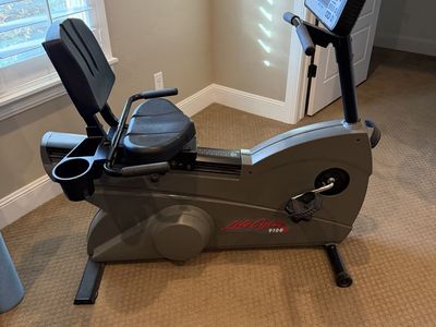 Life Fitness (Commercial Grade) Recumbent Exercise Bike