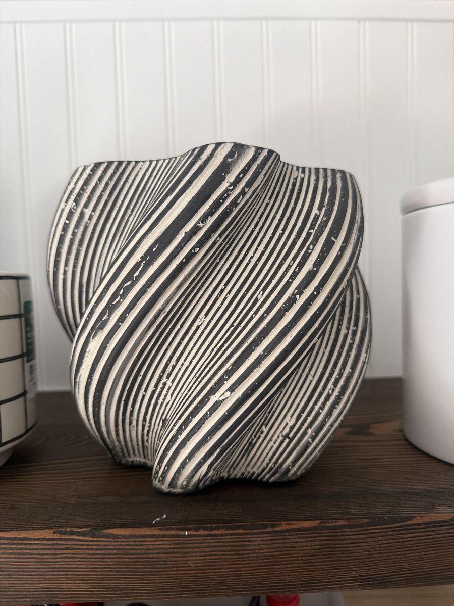 *NEW* Black and White Twisted Geometric Decorative Vase