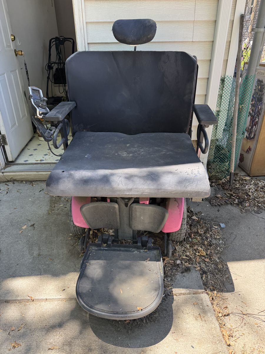 ELECTRIC WHEELCHAIR