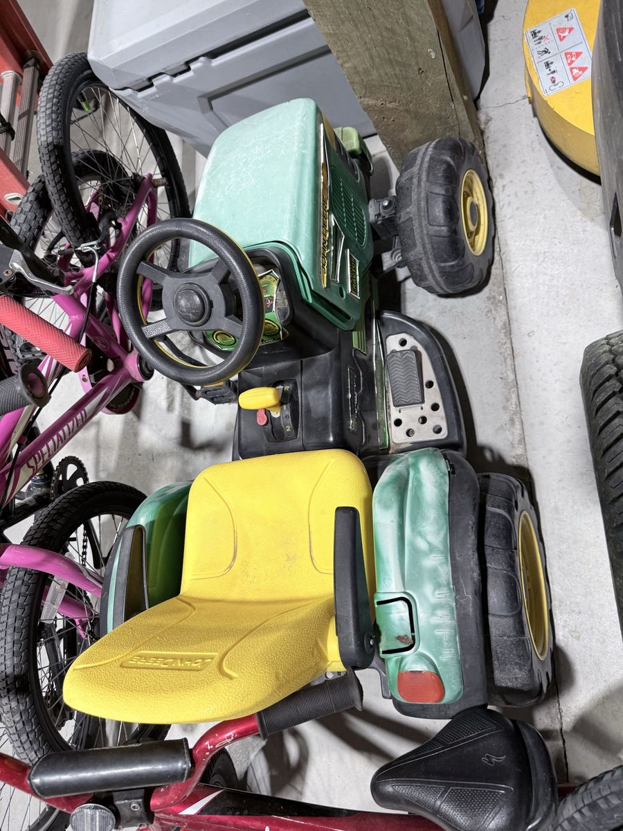 John Deere Pedal Tractor Ride-On Toy - Kids' Farm Vehicle