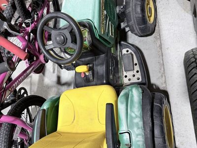 John Deere Pedal Tractor Ride-On Toy - Kids' Farm Vehicle