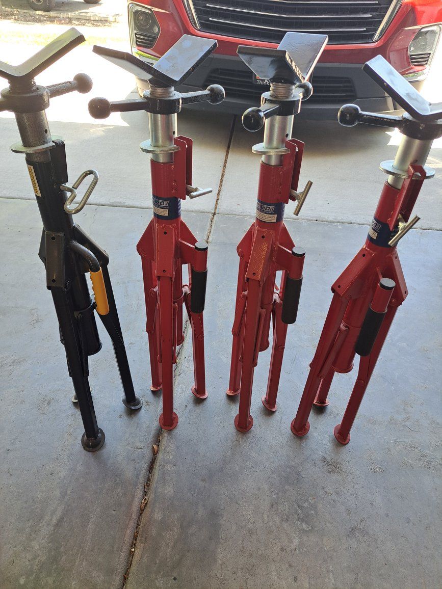 Folding welding pipe jack stands