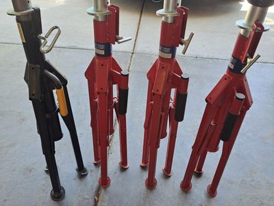 Folding welding pipe jack stands
