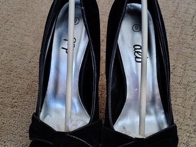New black stilettos size 8 m