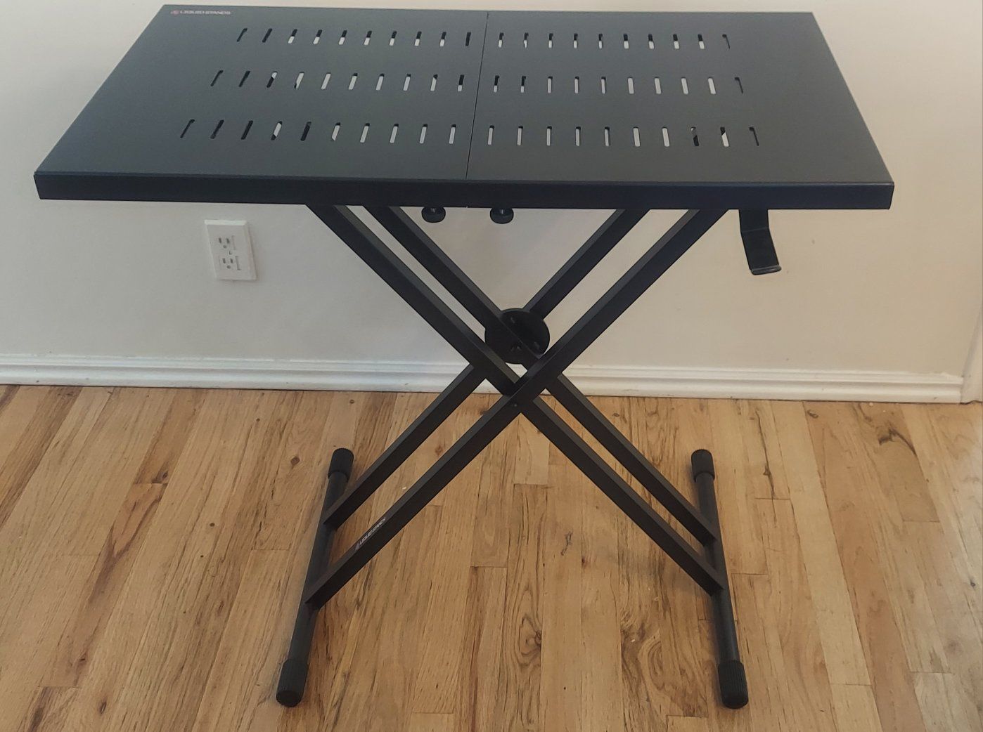 Liquid Stands Expandable DJ
Table Portable Audio Mixer
Stand