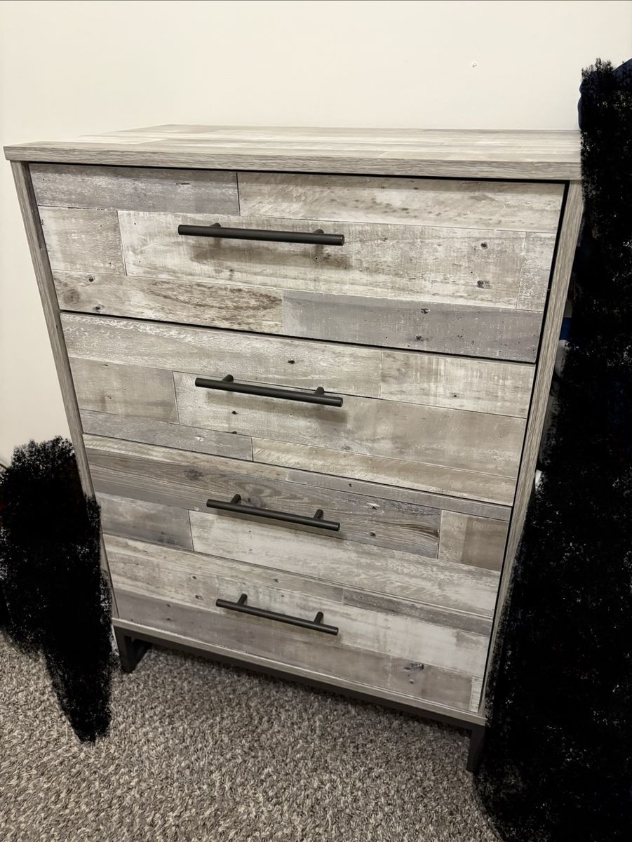 Rustic Farmhouse Style 4-Drawer Dresser - Gray Wood Finish, Black Handles