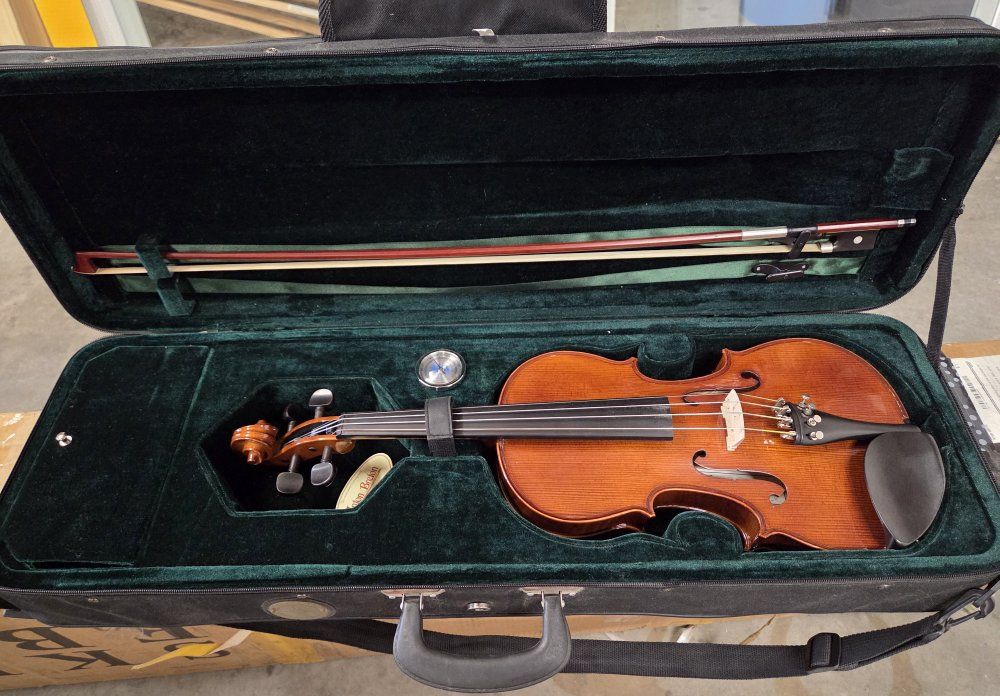 Cremona SV-200 4/4 Full Size Violin with Case and Bow - Excellent Condition