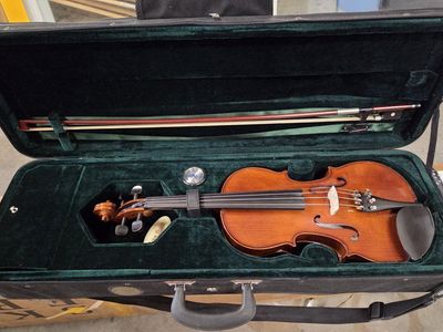 Cremona SV-200 4/4 Full Size Violin with Case and Bow - Excellent Condition