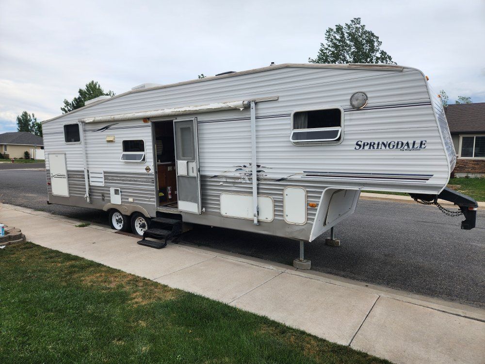 Keystone Springdale 5th Wheel Travel Trailer - Spacious Interior, Sleeps 6-8 Ready for Adventure!