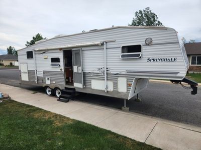 Keystone Springdale 5th Wheel Travel Trailer - Spacious Interior, Sleeps 6-8 Ready for Adventure!