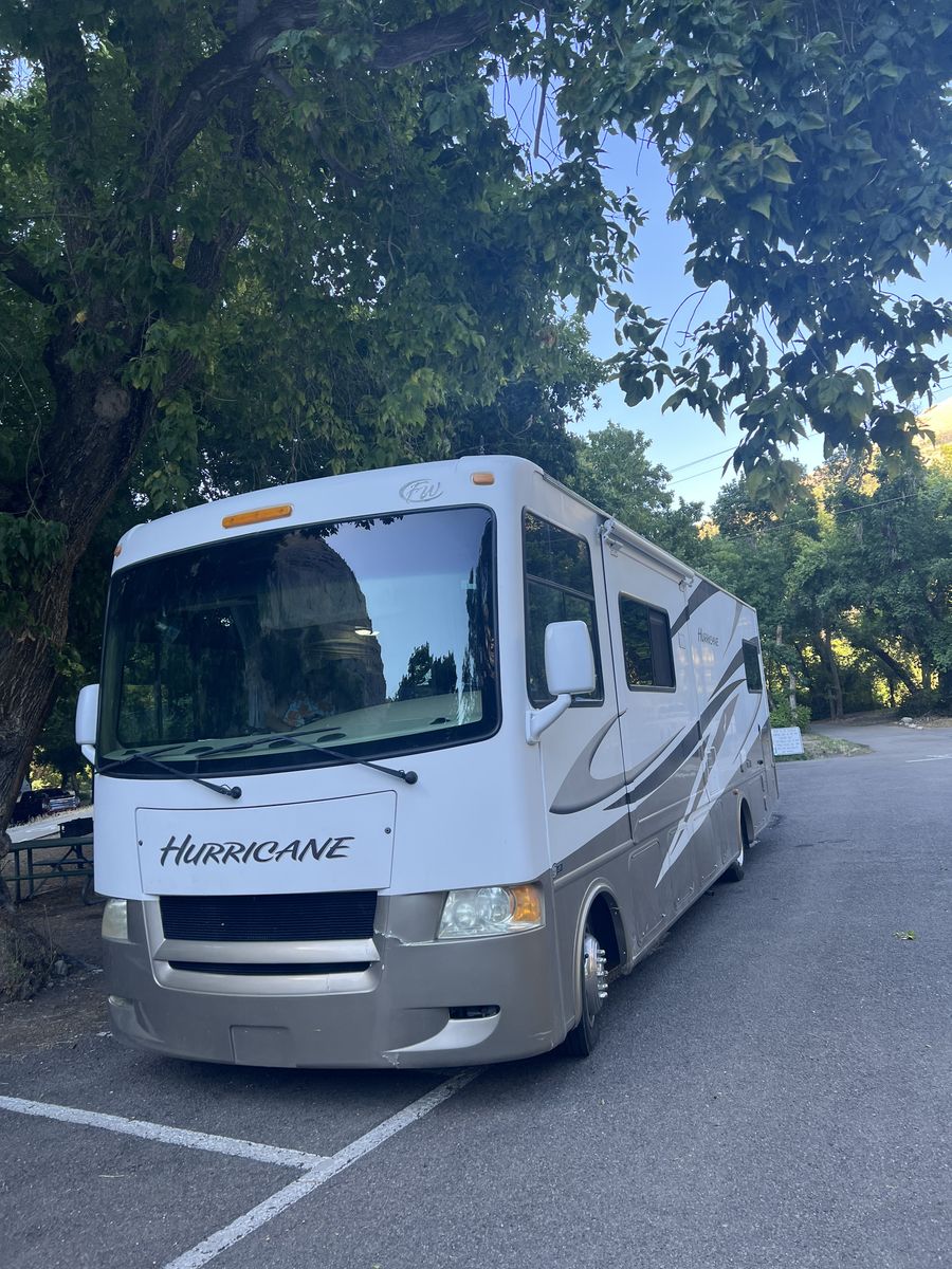 2010 Four Winds Hurricane 31G, Motor Home