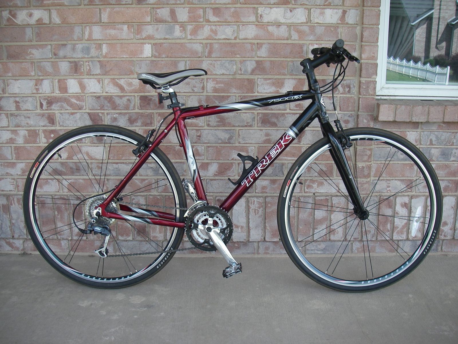 Like New, Mens Large Aluminum TREK 7500 FX Hybrid / Flat Bar Road Bike, 27-SPEED, 20" Frame, 700C, Dark Red