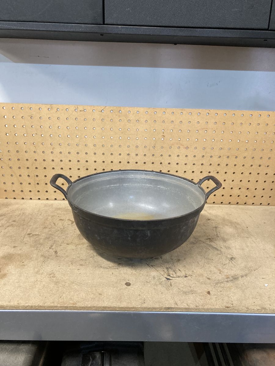 Vintage cast iron pot DRU12