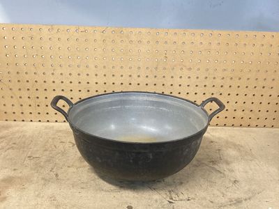 Vintage cast iron pot DRU12