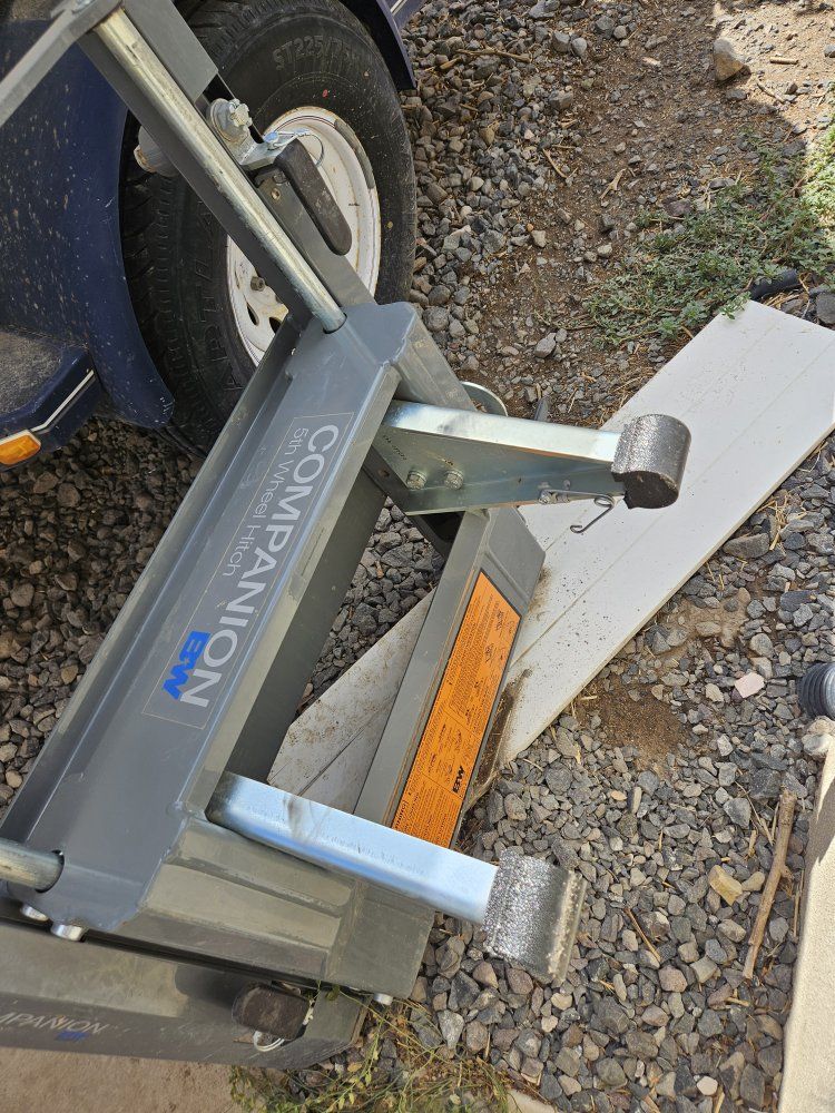 B&W Companion slider 5th Wheel Trailer Hitch 17-19 GM