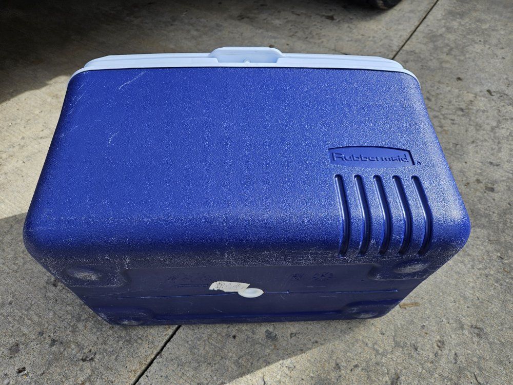 Rubbermaid model 1839 34qt cooler