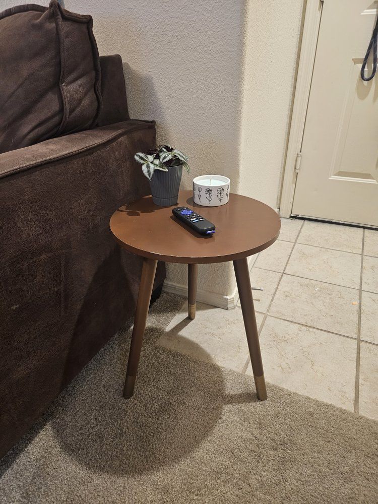 Mid-Century Modern Round Wooden Accent End Table 16" x 20"