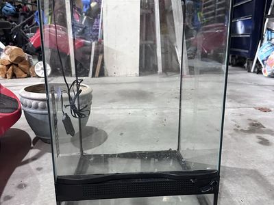 10 Gal upright Terrarium for Reptiles or Amphibians - Excellent Condition