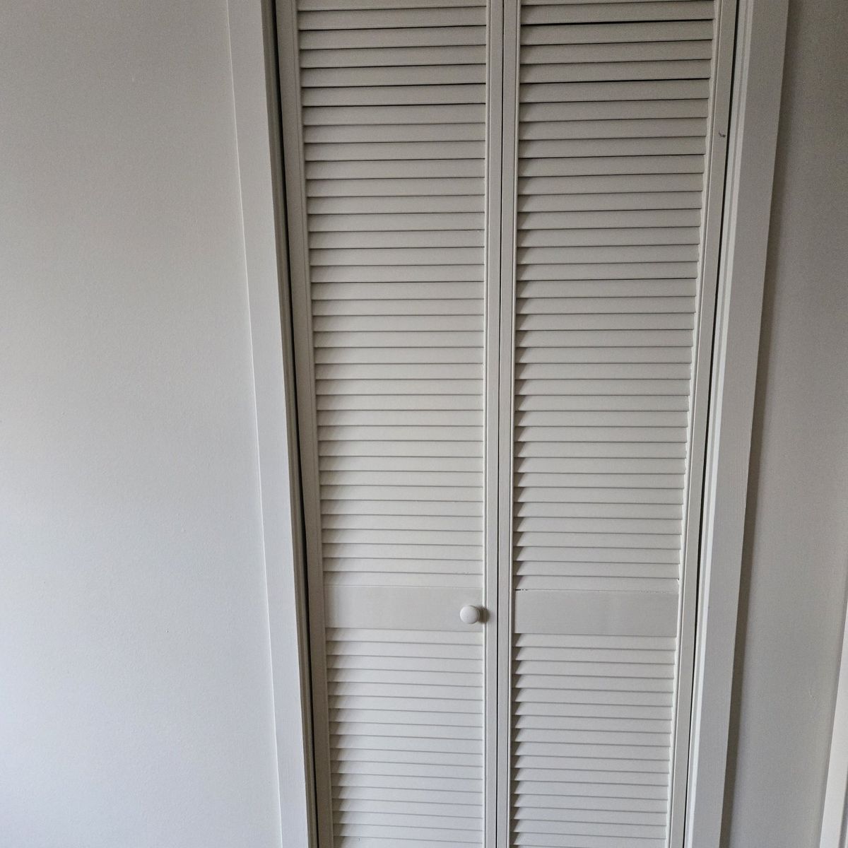 Louver Bifold closet door 28x80