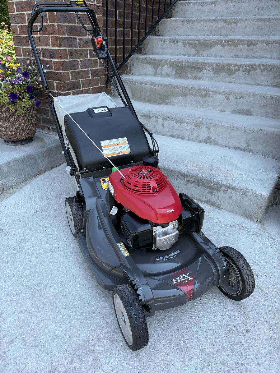 Honda HRX217 HXA Self-Propelled Gas Lawn Mower with Versamow System & Bag