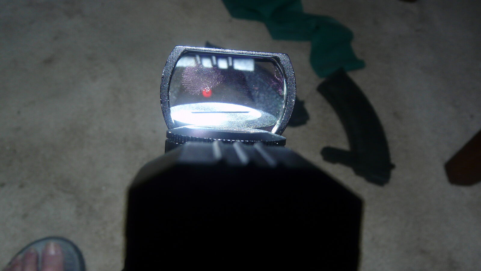 RED/GREEN DOT HOLOGRAPHIC  SIGHT. NEW IN BOX WITH EXTRA BATTERY BUILT IN PICCATINY RAIL FOR RIFLES OR PISTOLS