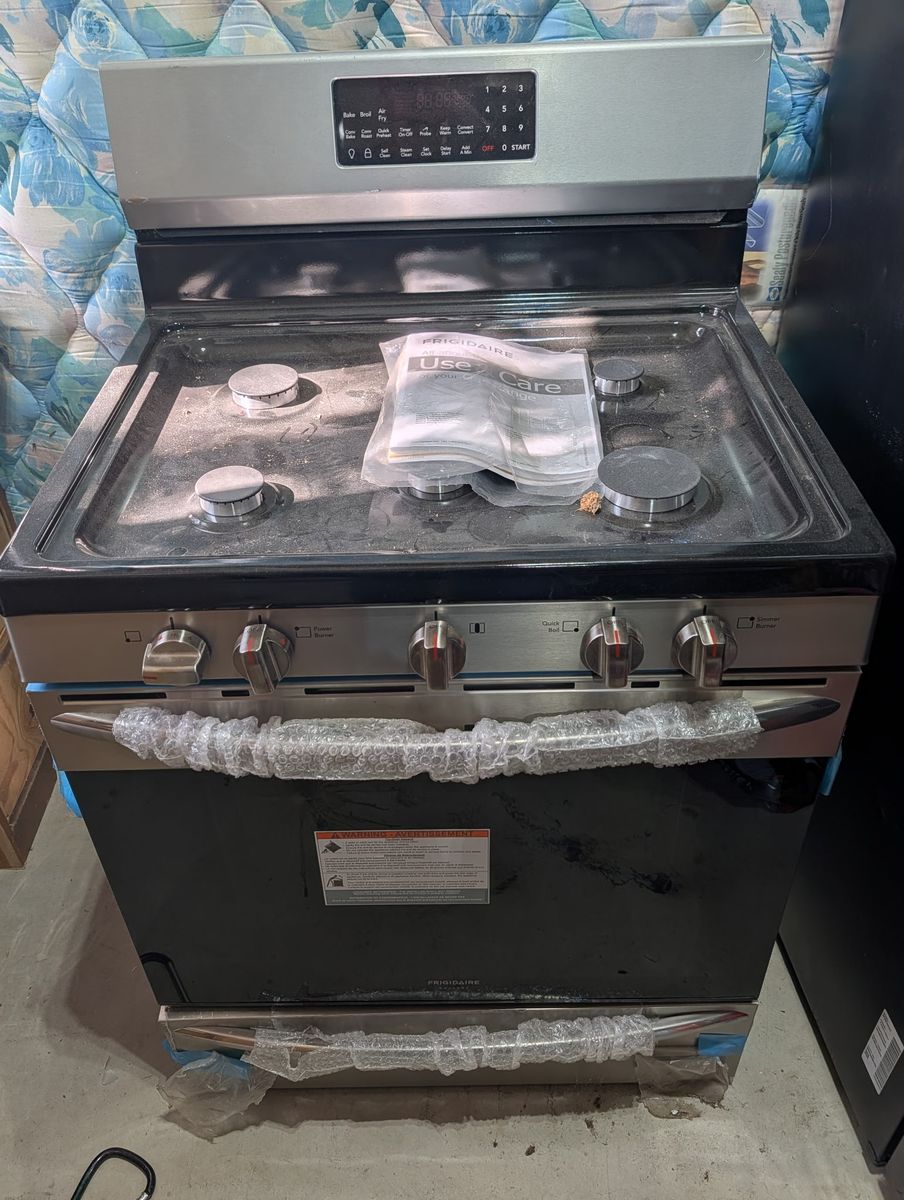 Frigidaire GCRG3060AFA Natural Gas Stove Brand New