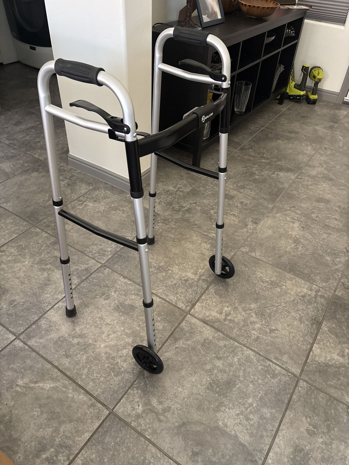 FOLDING WALKER