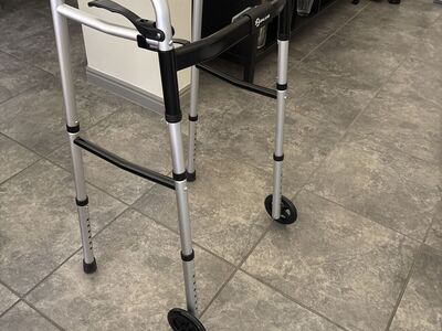 FOLDING WALKER