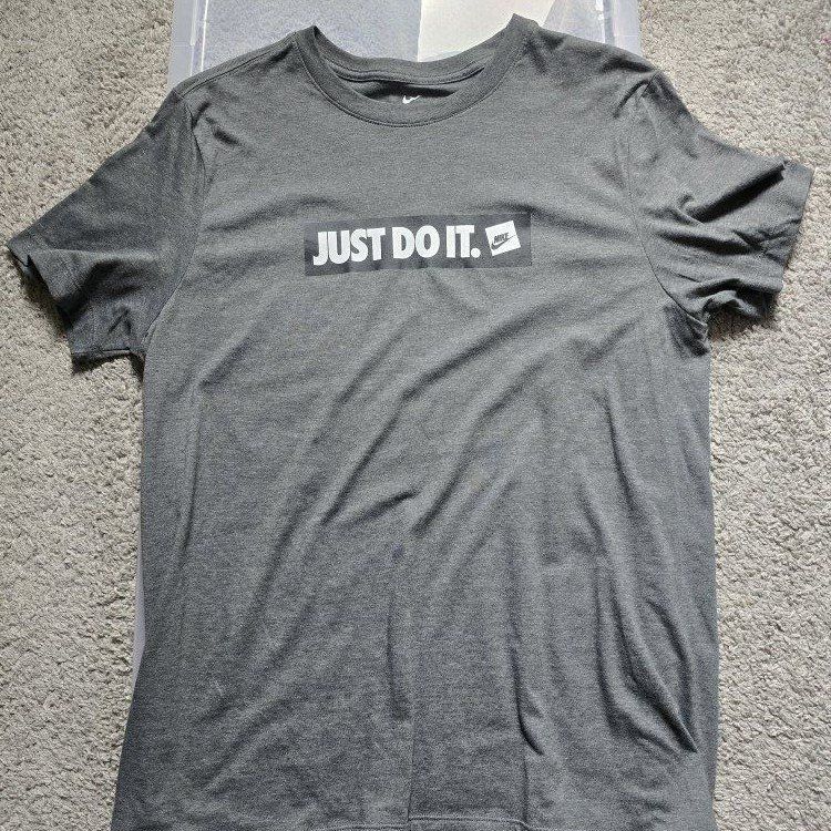 (USED) Nike Mens Tee (Large)